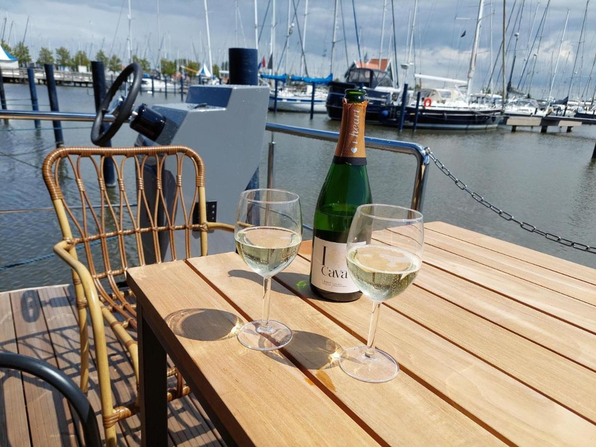 Luxury Houseboat In Volendam Marina Hotel Екстериор снимка